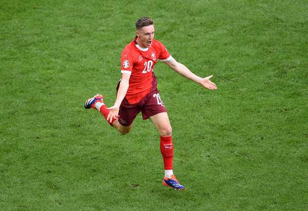 关于瑞士中场因伤缺席最重要比赛，球队应对困难的信息