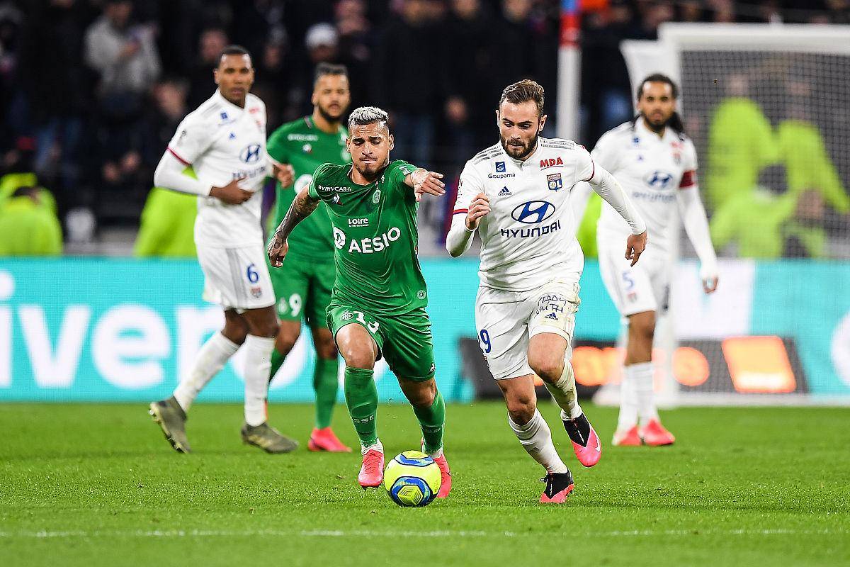 圣埃蒂安队员连续进球,帮助球队继续向前冲 圣埃蒂安队员连续进球,帮助球队继续向前冲