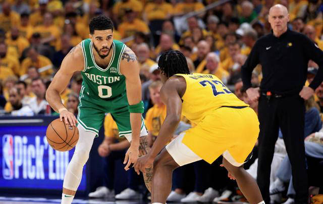 热火大胜凯尔特人，稳坐榜首