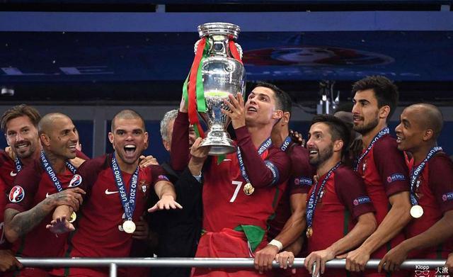 战术配合默契，带领球队赢得激烈比赛的简单介绍